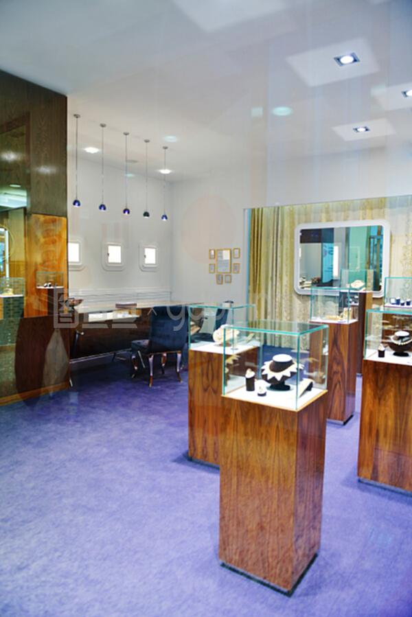 跨界融合 室内珠宝商店兼售渔具的独特经营模式探析